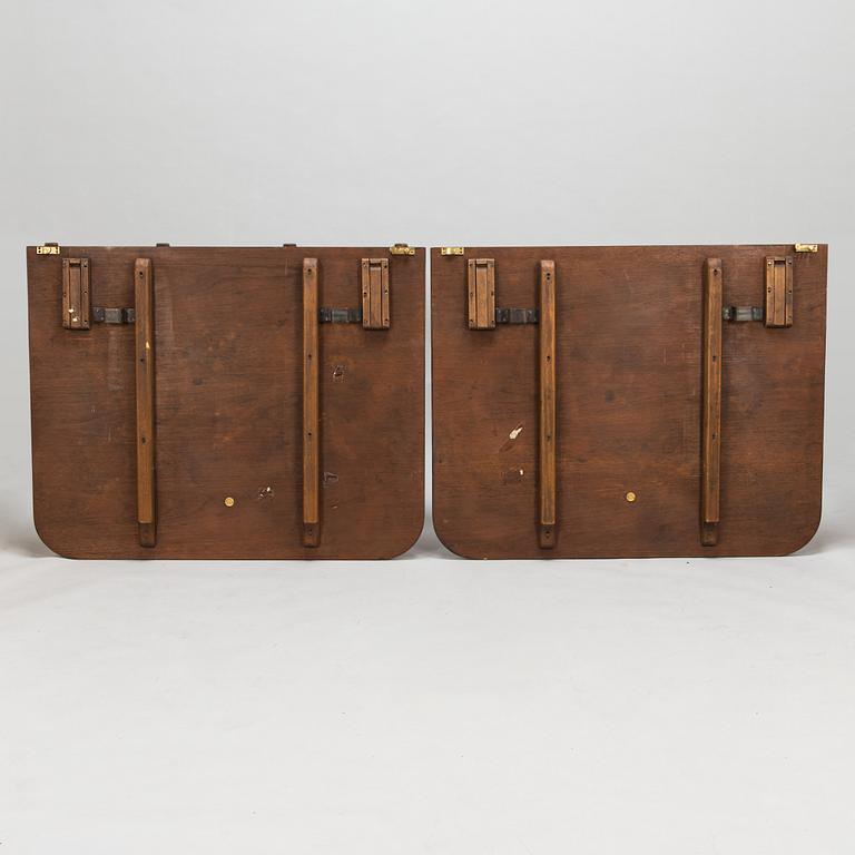 Matbord och 8 stolar, mahogny, tageltyg, England, 1900-talets första hälft.