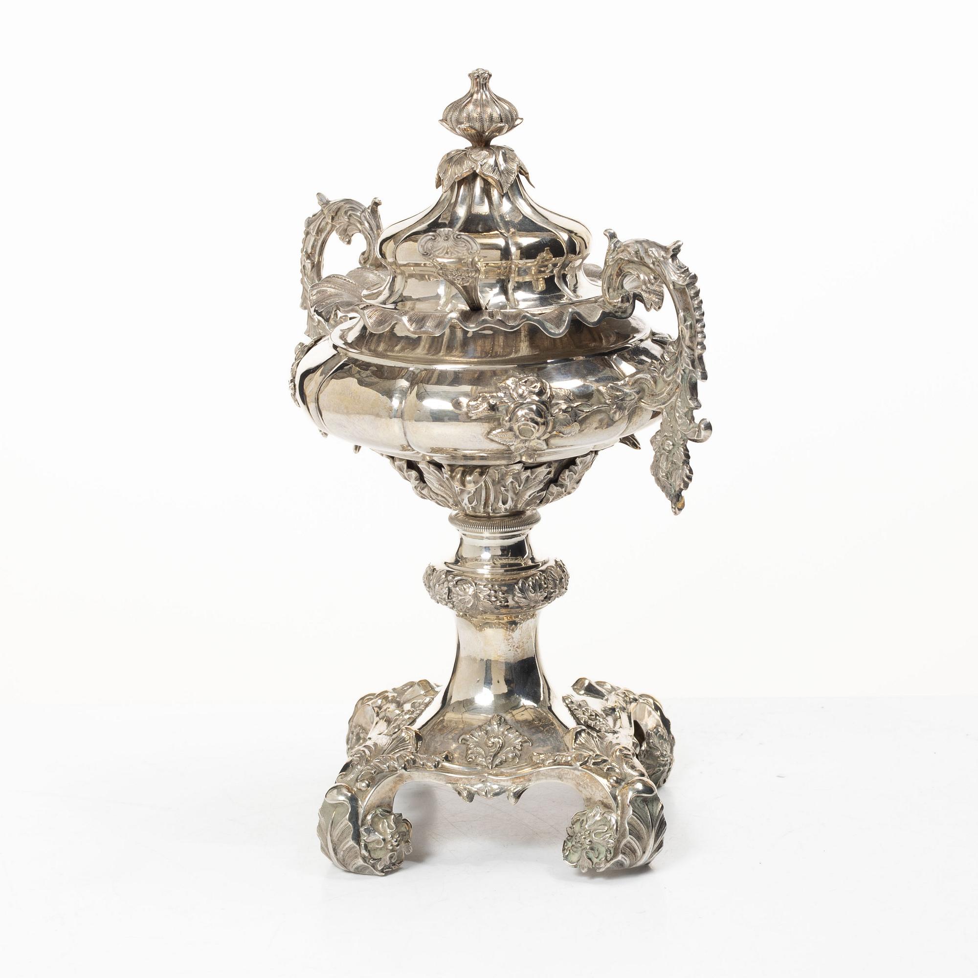 Gustaf Möllenborg, Strösockerskål, silver, Stockholm 1848-1849 samt strösockersked Johan Carlsson, Nyköping 1852.