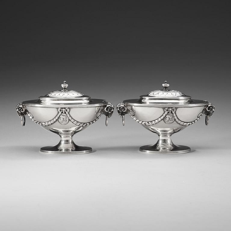 A pair of English 18th century sauce-tureens, possibly of John Robins, London 1784.