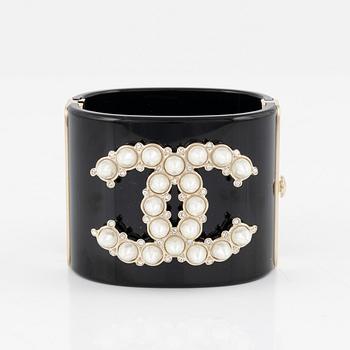 Chanel, a black acrylic bracelet with pearls, 2022.