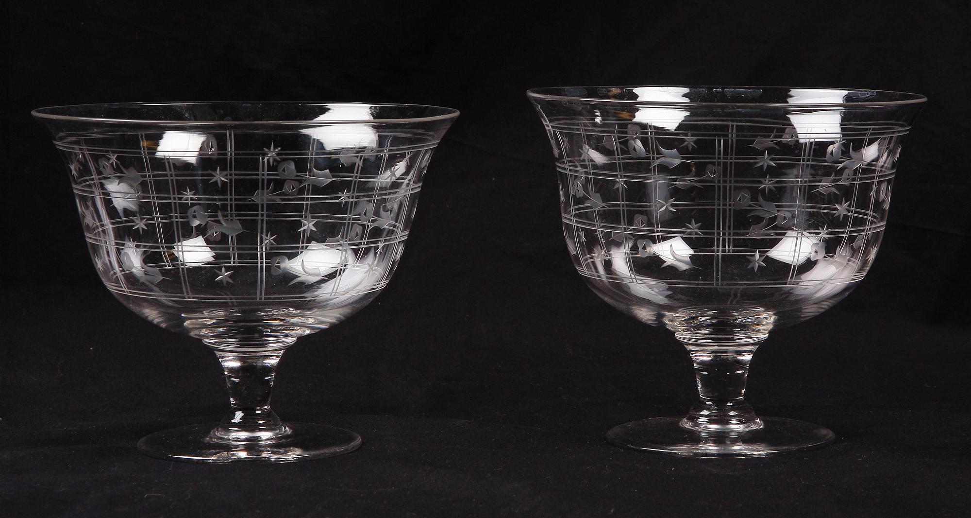 SKÅLAR på FOT, ett par, glas. 1900-tal.