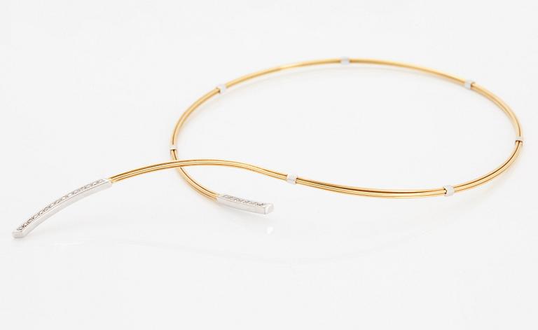 An 18K gold and white gold necklace set with round brilliant-cut diamonds.