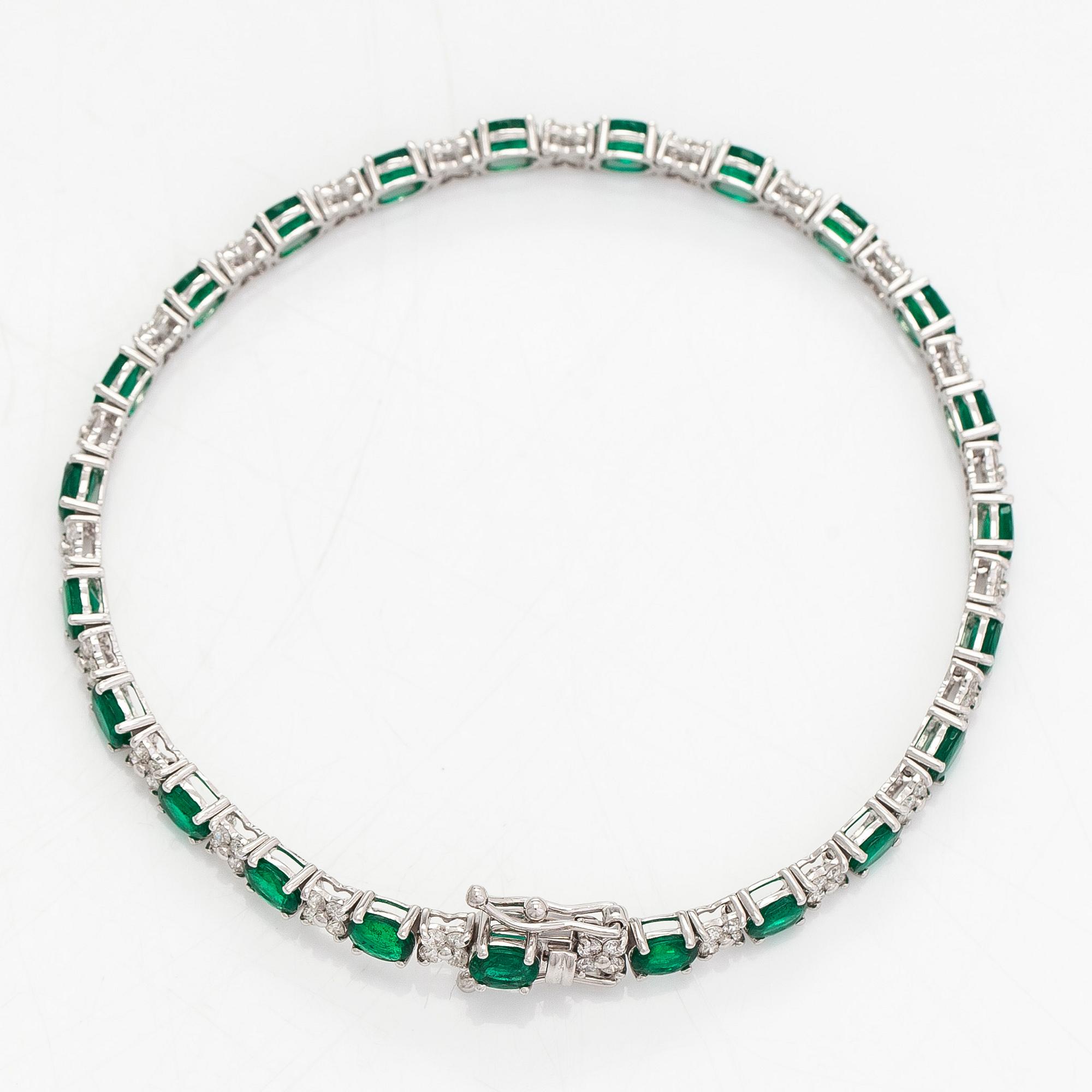 Rannekoru, 18K valkokultaa, smaragdeja ja timantteja.