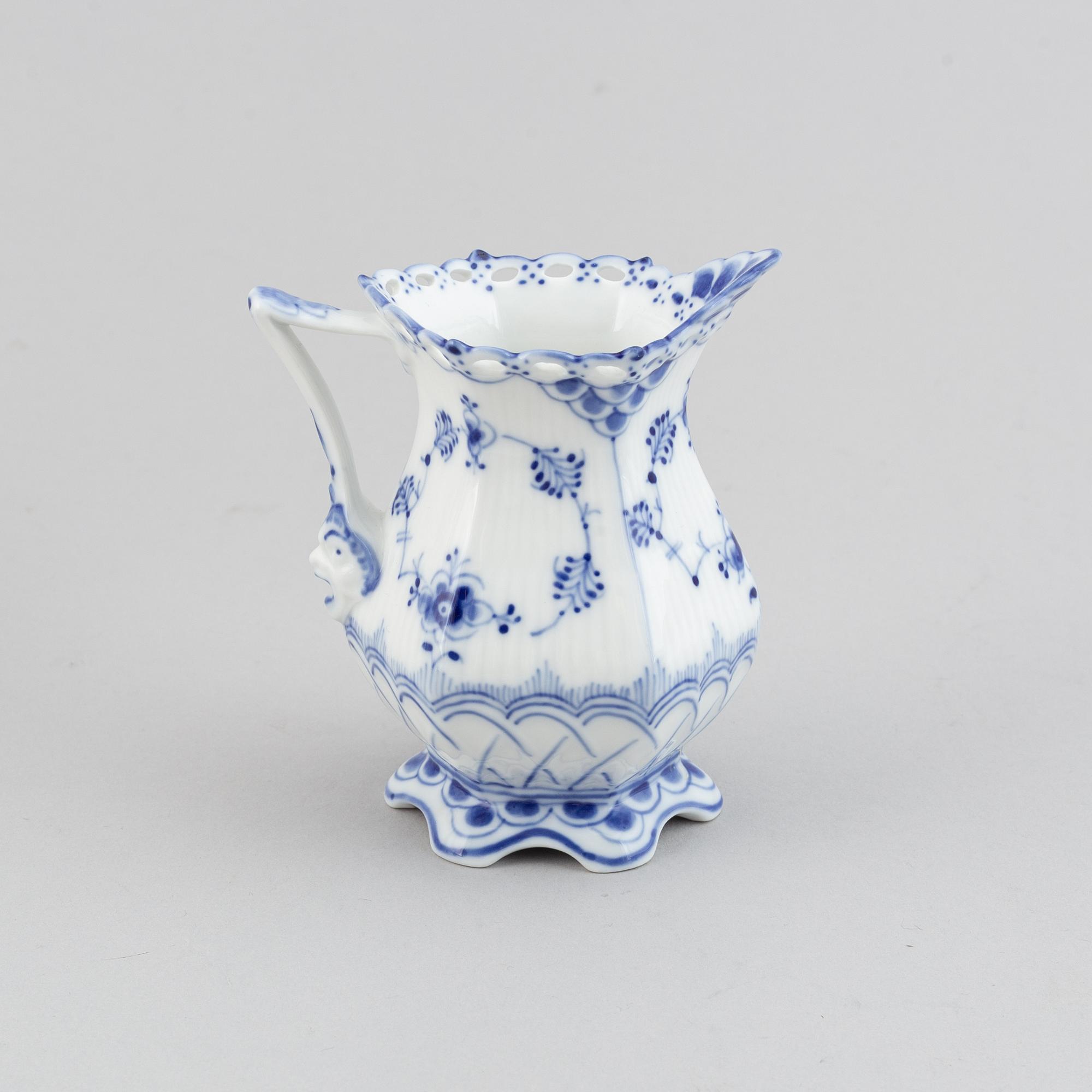 Royal Copenhagen, a porcelaine part coffee service, 'Musselmalet'. (21 pieces).