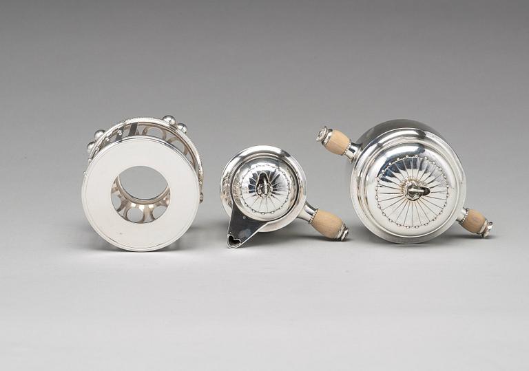 Georg Jensen, a set of five pieces tea and coffee service with a tray, Argenterie d'Art de Georg Jensen, Copenhagen, ca 1930-38.