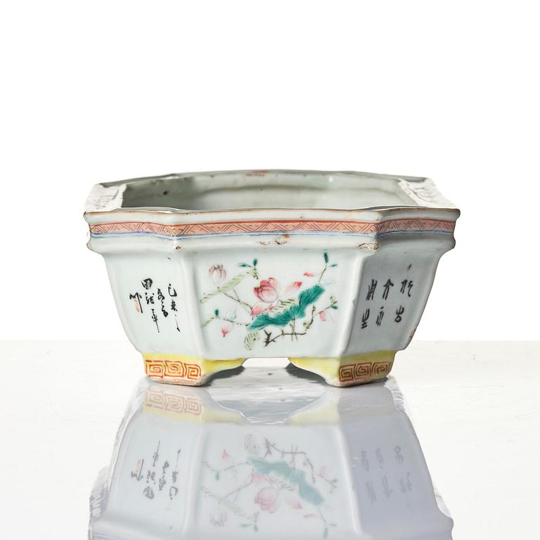 A famille rose flower pot, Qing dynasty, 19th century.