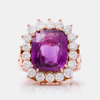 643. RING med en 9.55 ct obehandlad rosa safir samt briljantslipade diamanter. Certifikat från Gübelin.