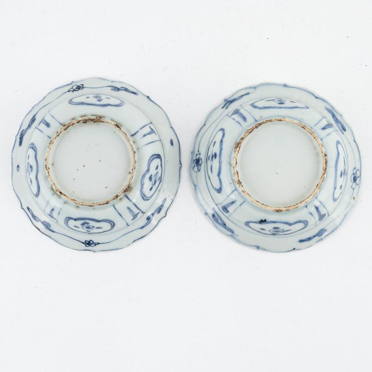 Six blue and white porcelain plate and two small bowl, Ming dynasty, Wanli (1572-1620).