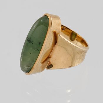 RING, 18K guld med cabochonslipad grön sten, utländska stämplar. Vikt 16,0 gram.