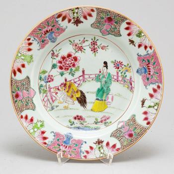 A famille rose export porcelain plate, Qing dynasty, Yongzheng (1723-35).