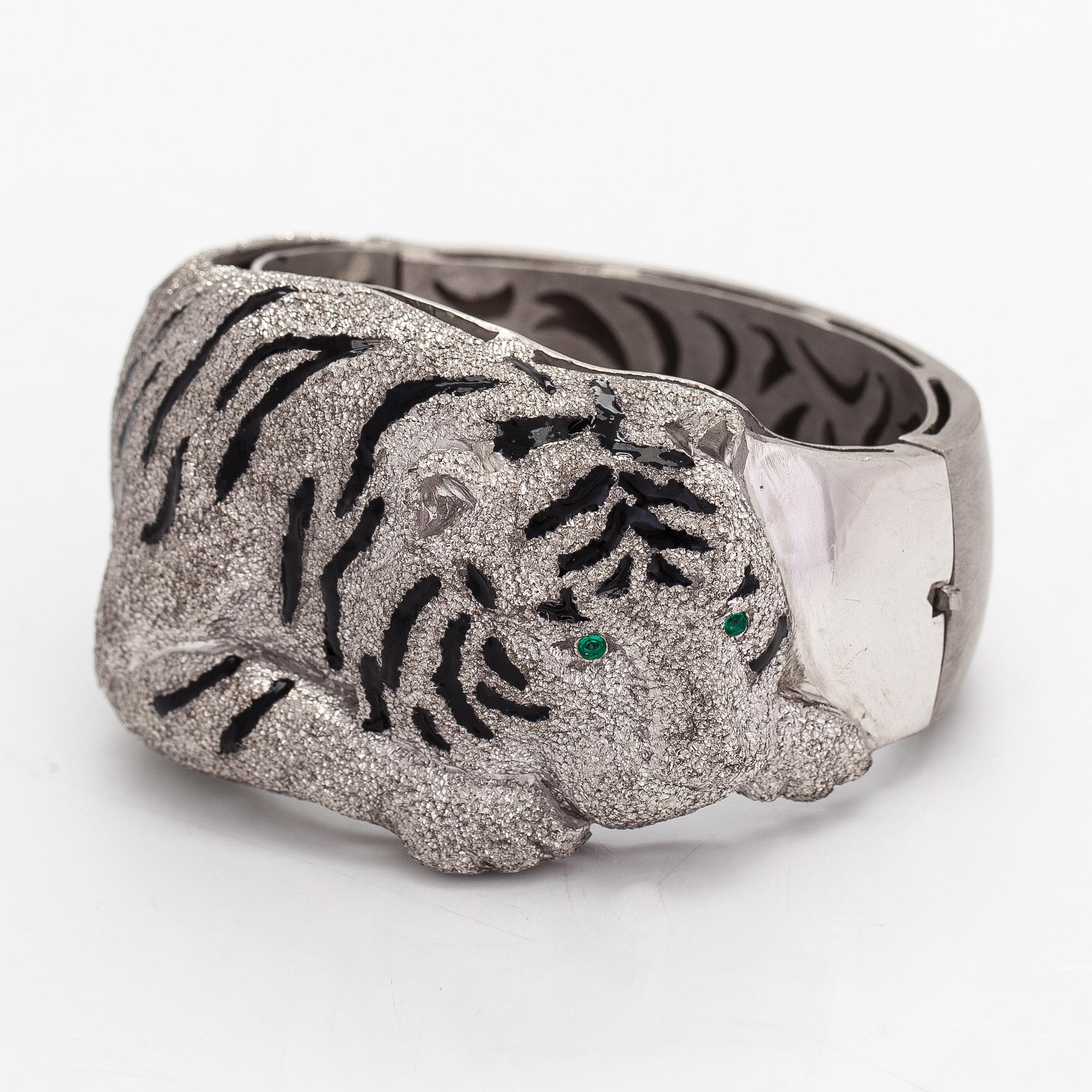 A sterling silver panther bracelet with glass stones and lacquer. Bukowskis