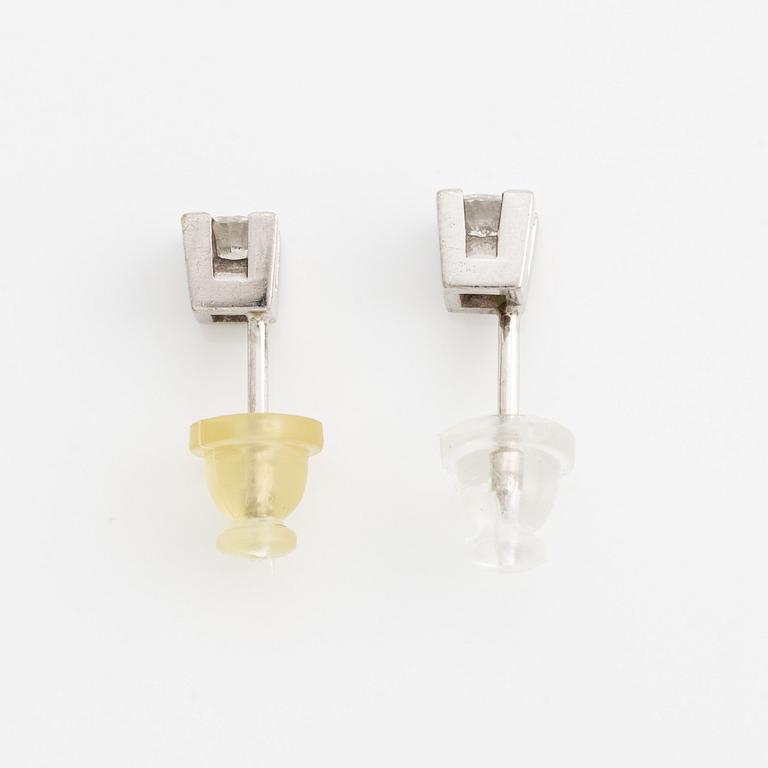 Ett par örhängen 18K guld med runda briljantslipade diamanter.