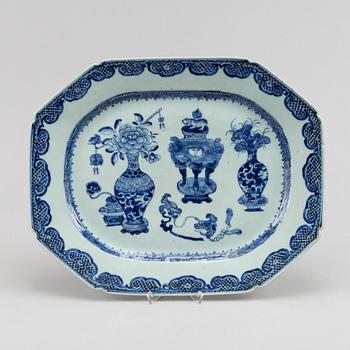 A blue and white serving dish, Qing dynasty, Qianlong (1736-95).