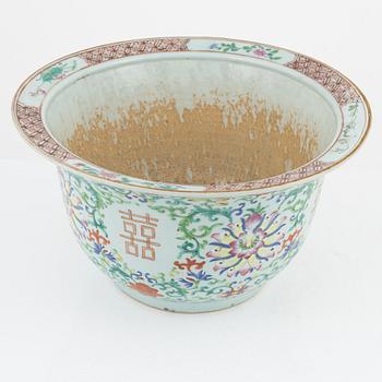 A large famille rose flower pot, late Qing dynasty, 19th Century.