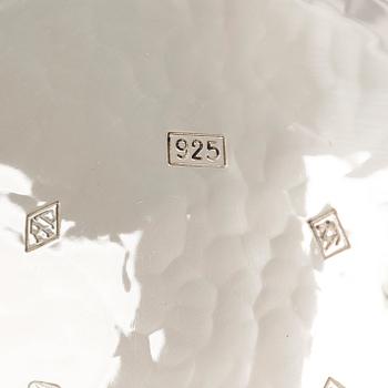 A. Tillander, malja, sterlinghopeaa ja emalia. Turku 2005.