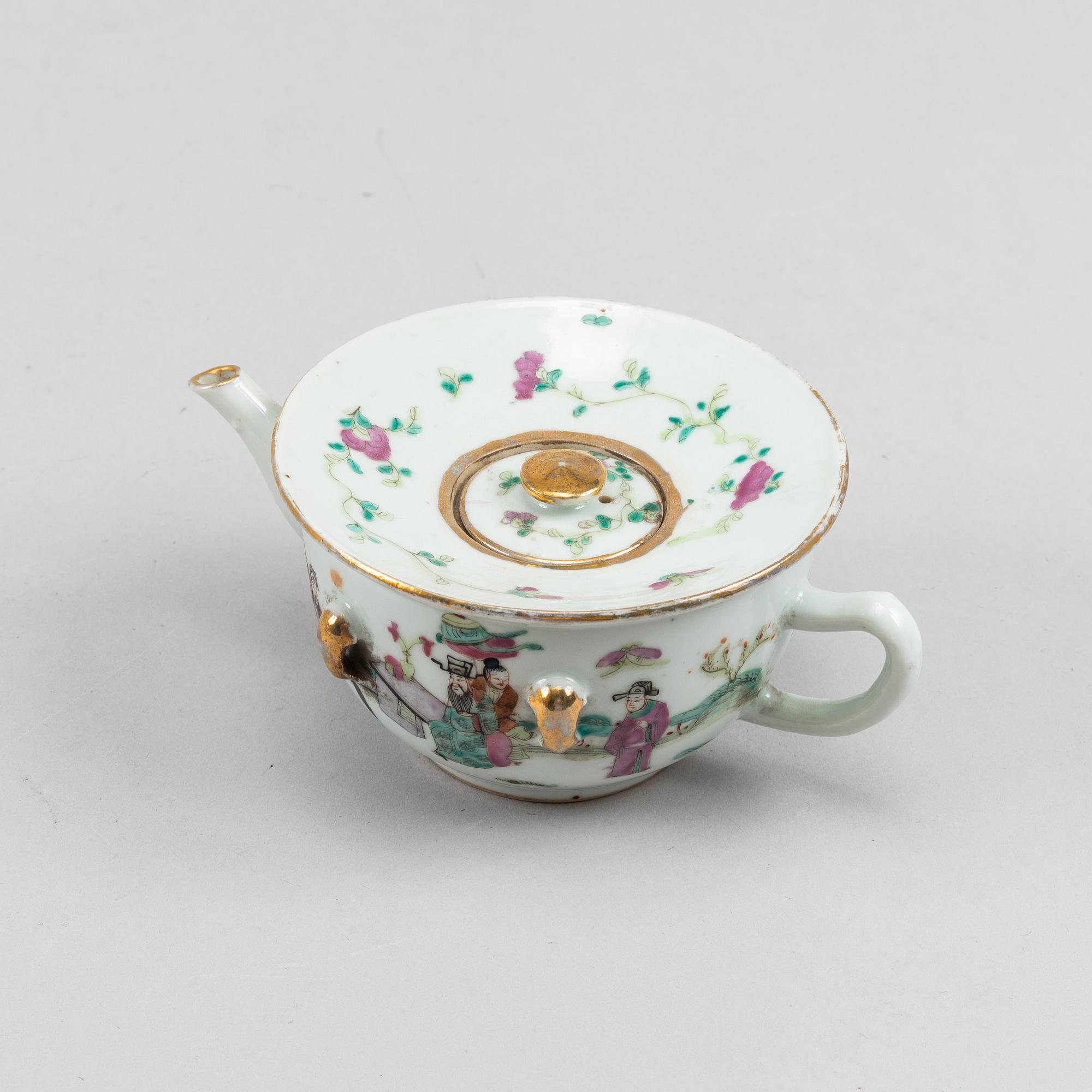 Tekannor, två stycken, porslin. Qingdynastin, omkring 1900.