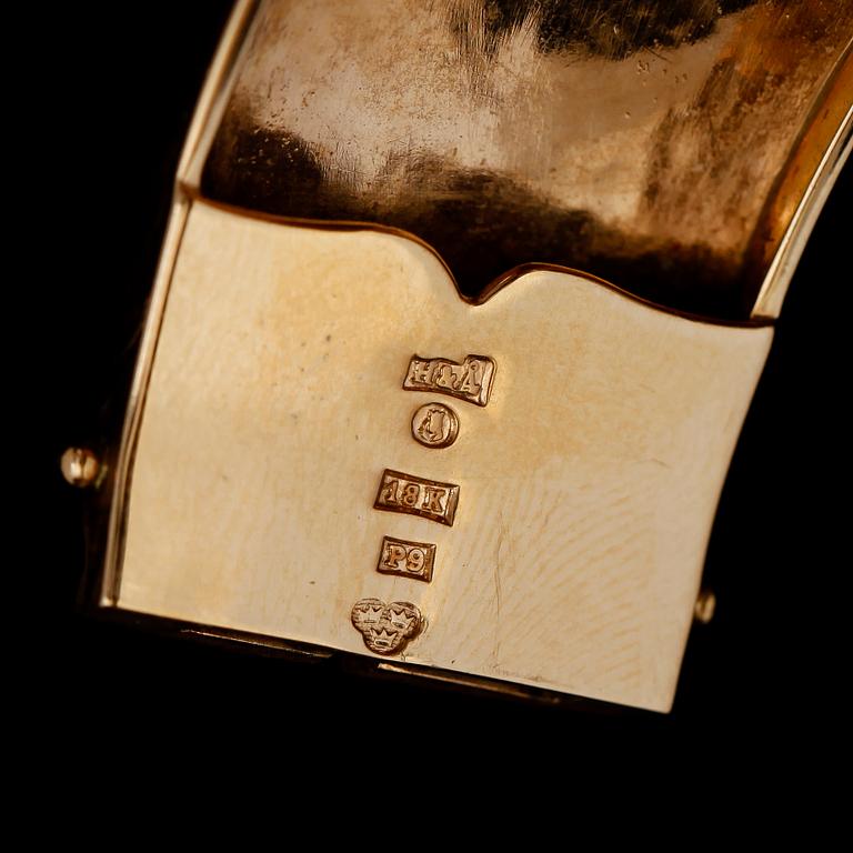 ARMRING, 18K guld, svenska stämplar H&Å Stockholm 1965. Vikt ca 52 g.