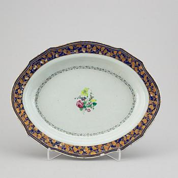 An oval famille rose dish, Qing dynasty, Qianlong (1736-95).