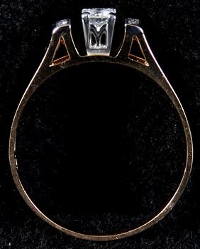 RING, 18K guld samt 3 briljantslipade diamanter. Tot vikt 3 gram.