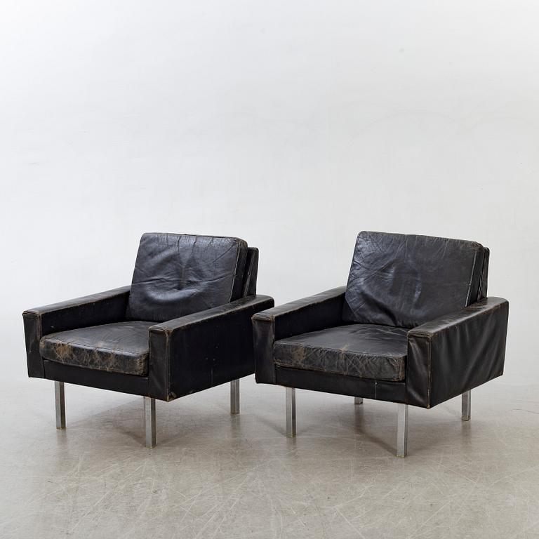 A pair of 1960:s easy chairs.