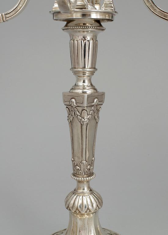 KANDELABRAR,  ett  par, silver, möjligen Nederländerna, Louis XVI stil, kring sekelskiftet 1900, vikt ca 4060 g.