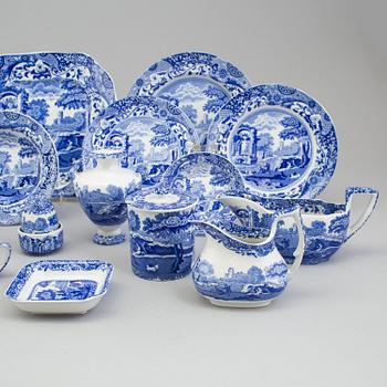 A large Copeland 'Spode's Italian' porcelain dinner- and coffee service, 107 pieces.