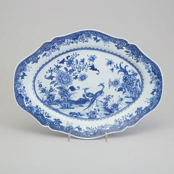 A blue and white export porcelain dish, Qing dynasty, Qianlong (1736-95).