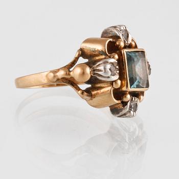 RING, 18K guld troligtvis med fasettslipade vita safirer samt blå topas, SJ &G, Göteborg. Vikt 4,7 gram.