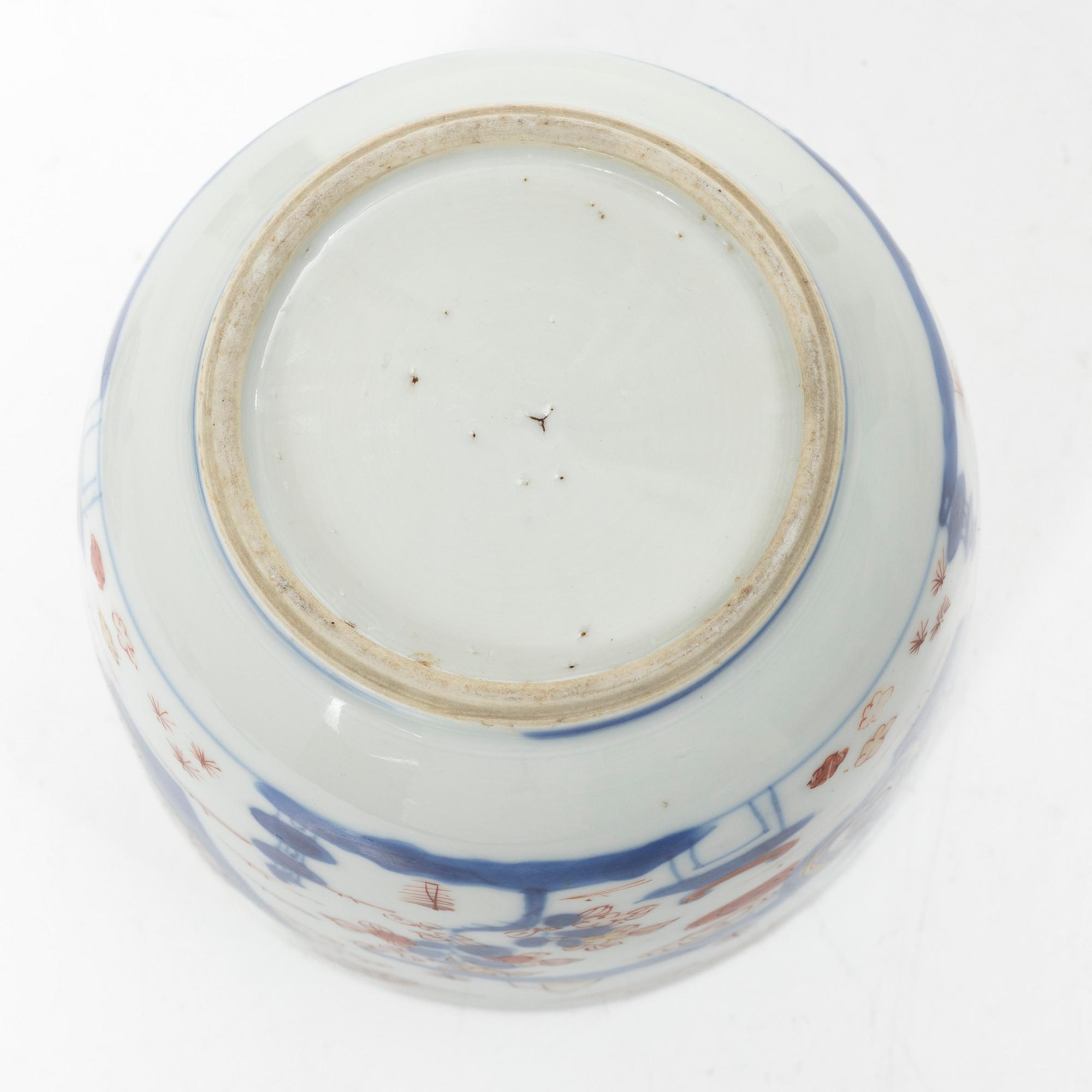 An Imari porcelain bowl with cover, China, 18th/19th century.
