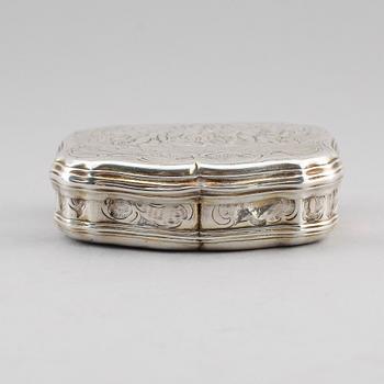DOSA, silver, otydliga stämplar, möjligen Frankrike, rokoko, 1700-tal. Vikt ca 51 gram.