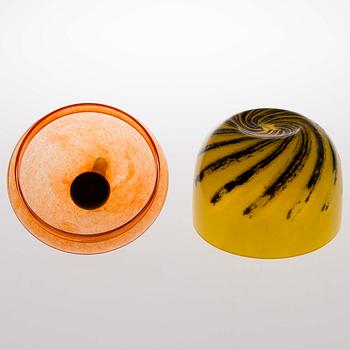 An art glass bowl with lid of the 'Kontiki'-series for the German Rosenthal Studio-line.