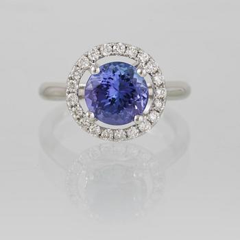 RING, 18K vitguld med briljantslipade diamanter 0.31 ct samt fasettslipad tanzanit 2.33 ct. Vikt 3,7 gram.