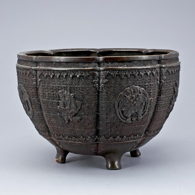 A bronze flower pot, late Qing dynasty.