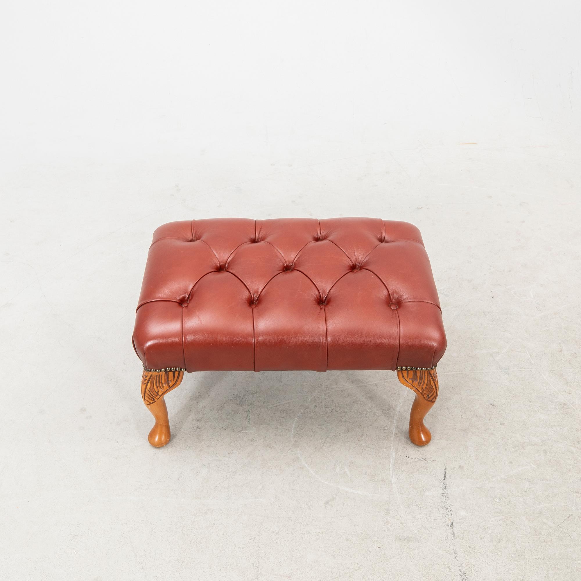 Fåtölj samt fotpall 1900-talets andra hälft.