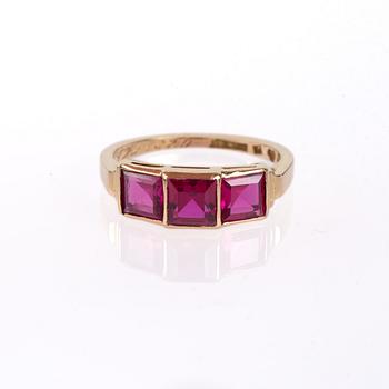 RING, guld med tre trappslipade rubiner, tot ca 1.30 ct. Gustaf Dahlgren, Malmö, 1951.