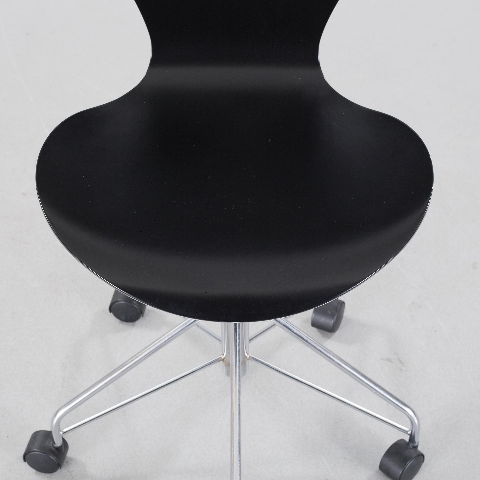 A desk chair by Arne Jacobsen for Fritz Hansen, model "Sjuan", 1992.