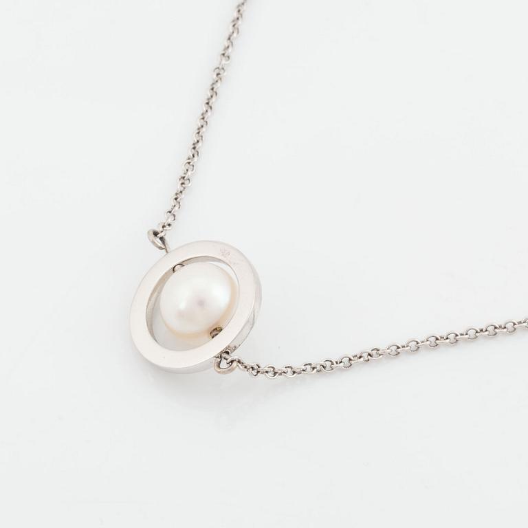 18K white gold, cultured pearl and brilliant cut diamond necklace.