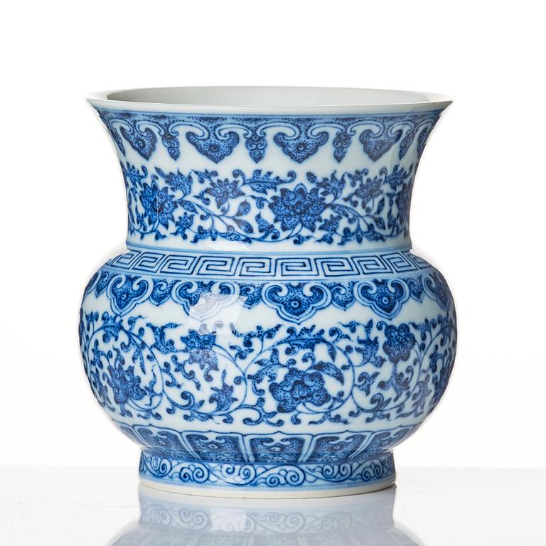 A blue and white Zhadou vase with Qianlong mark in underglaze blue.