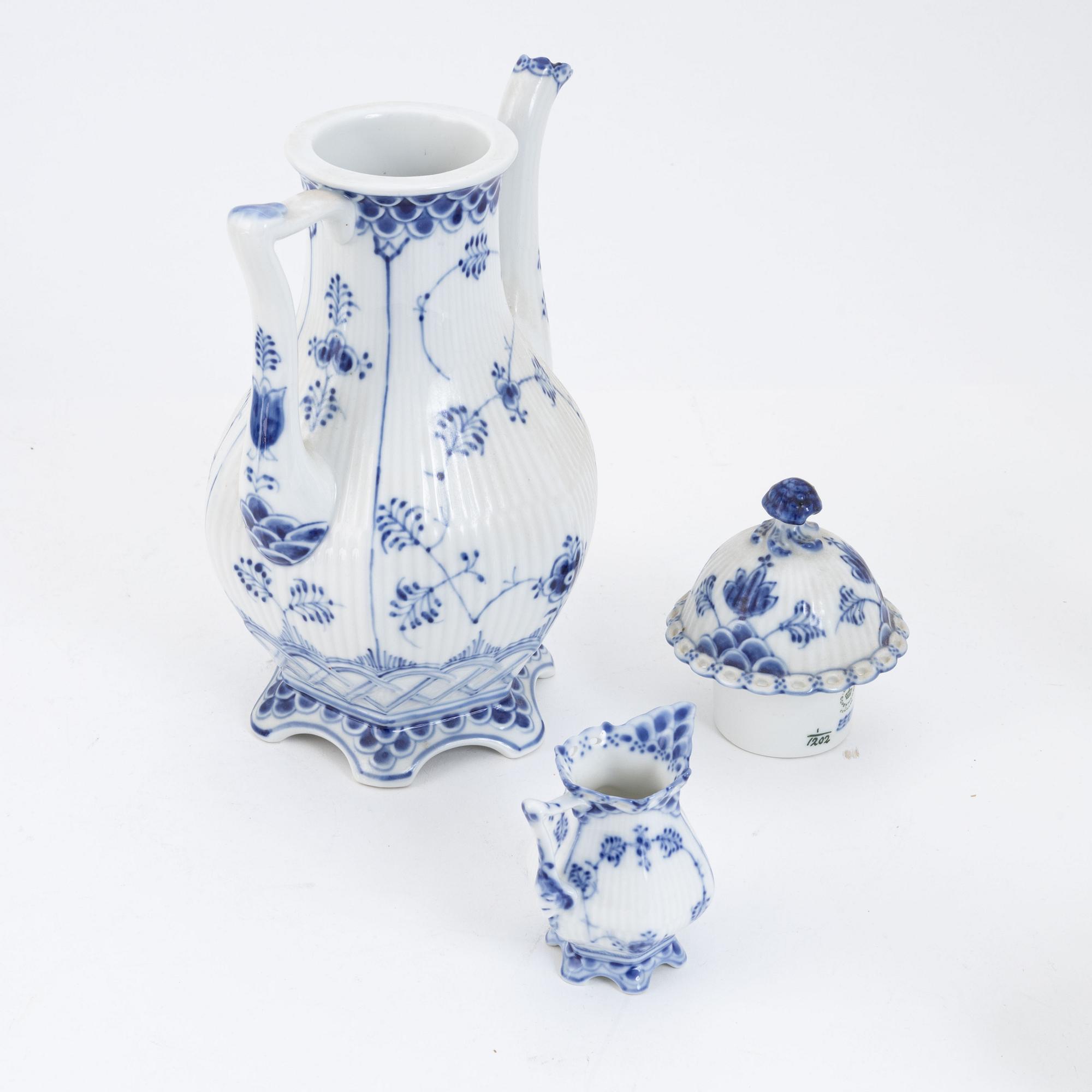 Kaffeservis, porslin, 49 delar, 'Musselmalet', helblonde samt halvblonde, Royal Copenhagen.