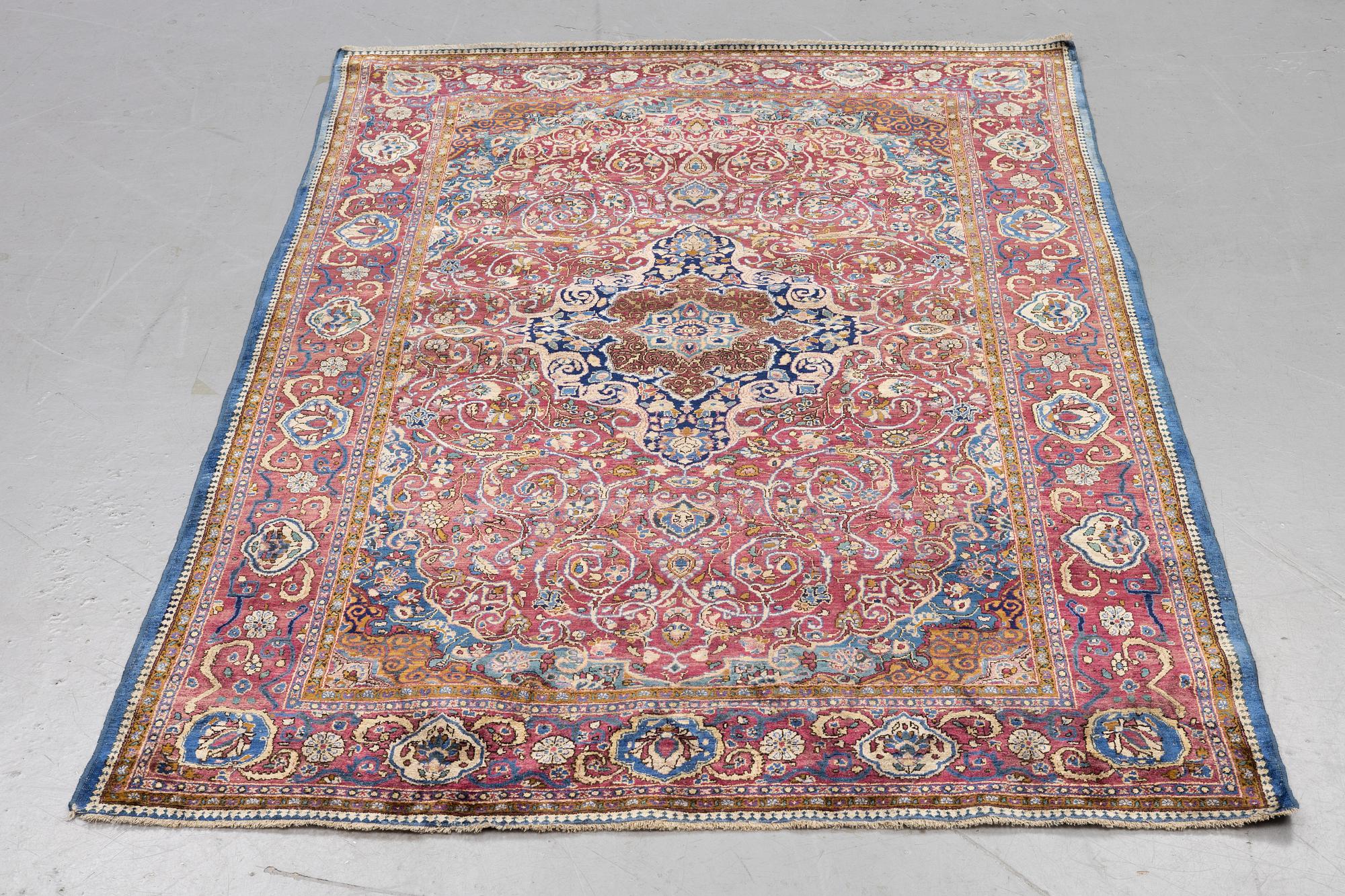 A rug, semi-antique silk Kashan, ca 194 x 127 cm.
