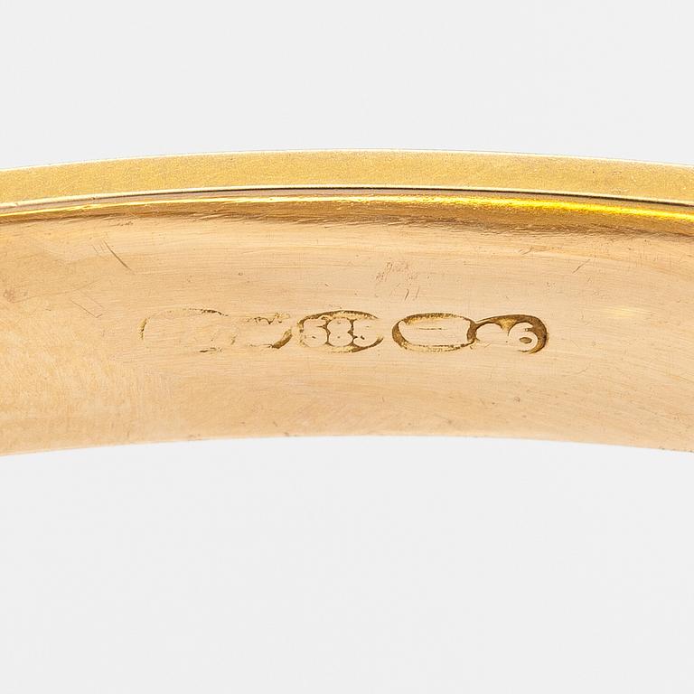 Oskar Lindroos, A 14K gold bracelet with diamond ca. 0.49 ct in total. Helsinki 1940s.