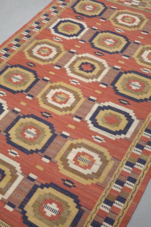 Märta Måås-Fjetterström, matta, "Röda åttan", rölakan, ca 255-257 x 149-150,5 cm, signerad AB MMF.