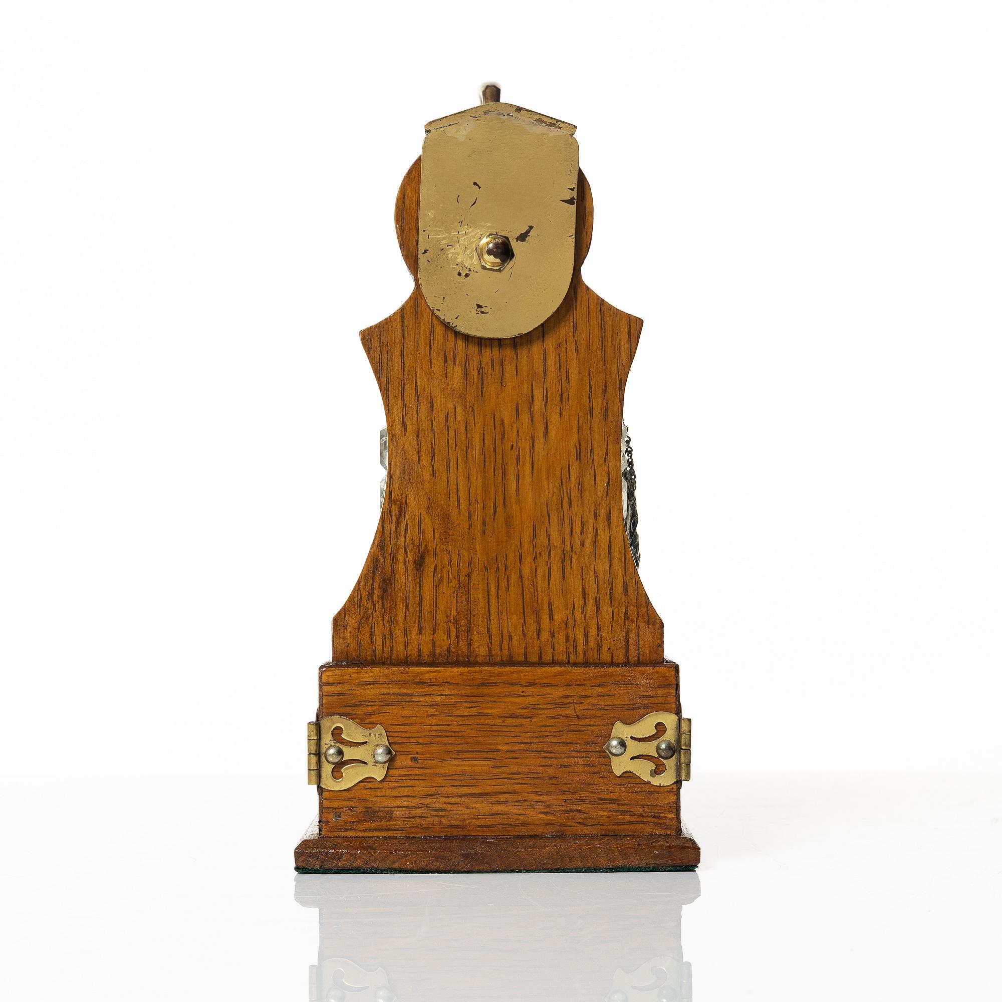 A wooden box with three glass flasks, Birmingham, circa 1900.