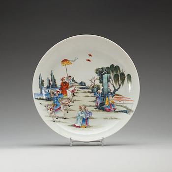 1637. A famille rose dish, China, presumably Republic, 20th Century, with Qianlong four character mark.
