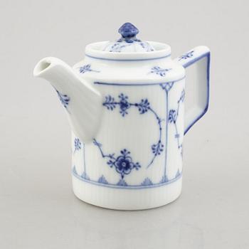 A "Blue fluted" / "Musselmalet" Coffee pot, ROyal Copenhagen, empire style, model 2065, 1898-1923.