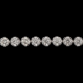 A brilliant-cut diamond bracelet, 5.06 cts in total.