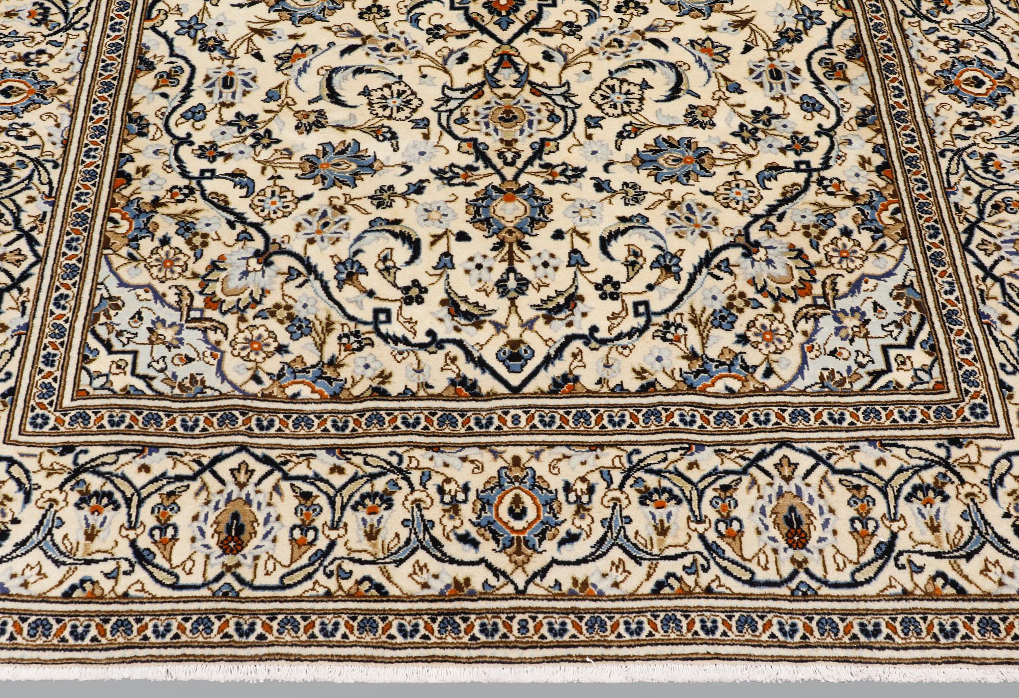 A carpet, Kashan, ca 297 x 200 cm.