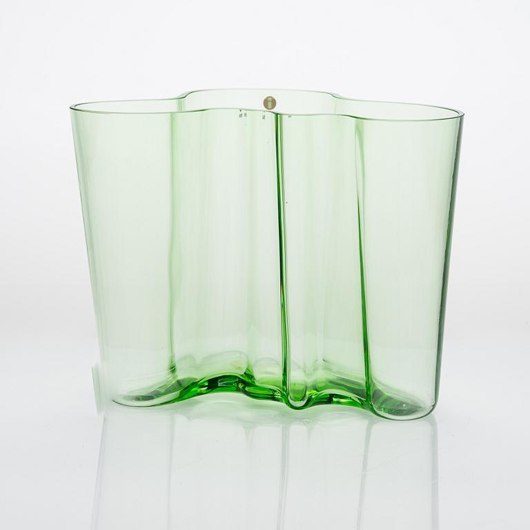 Alvar Aalto, A glass vase, model 3030. Signed Alvar Aalto Iittala.