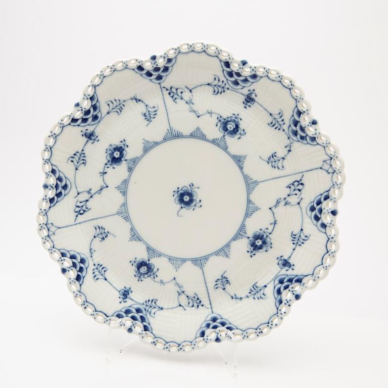 Fruit bowl / compote with underplate, porcelain, "Musselmalet helblond", Royal Copenhagen, model 1061 and 1062, 1966-1974.