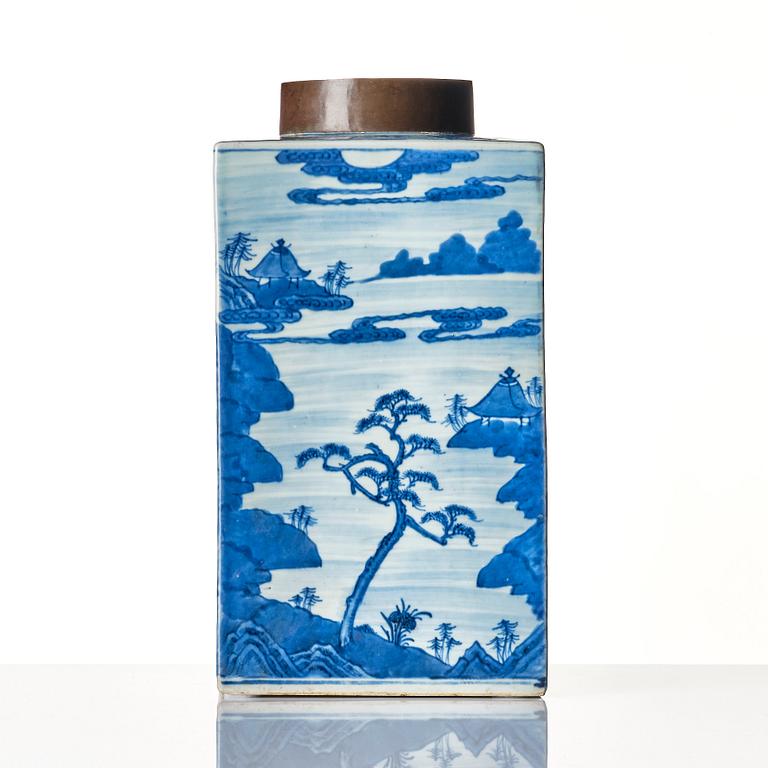 A large blue and white tea caddy, Qing dynasty, Qianlong (1736-95).